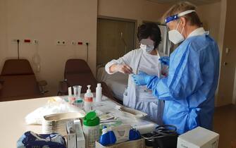 Cremona sperimentazione vaccino Reithena Il dottor Angelo Pan durante la preparazione del vaccino ReiThera all'ospedale Maggiore di Cremona, 29 marzo 2021.
ANSA/ FILIPPO VENEZIA