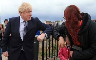 Il premier britannico, Boris Johnson, saluta una donna con il gomito durante un comizio ad Hartlepool