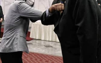 Due politici si salutano col gomito in occasione di un vertice durante l'emergenza coronavirus