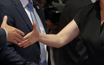 Una stretta di mano tra due politici durante un Consiglio europeo a Bruxelles