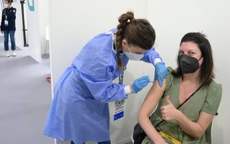 A health worker administers an anti-Covid-19 vaccine at the Acea  vaccination hub, Rome, Italy,15 maggio 2021. ANSA/CLAUDIO PERI