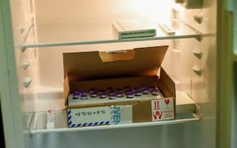 Alcune fiale del vaccino Pfizer in frigorifero, prima di essere somministrate