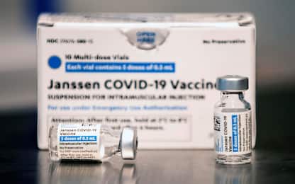 Covid, gli Usa limitano l'uso del vaccino di Johnson & Johnson