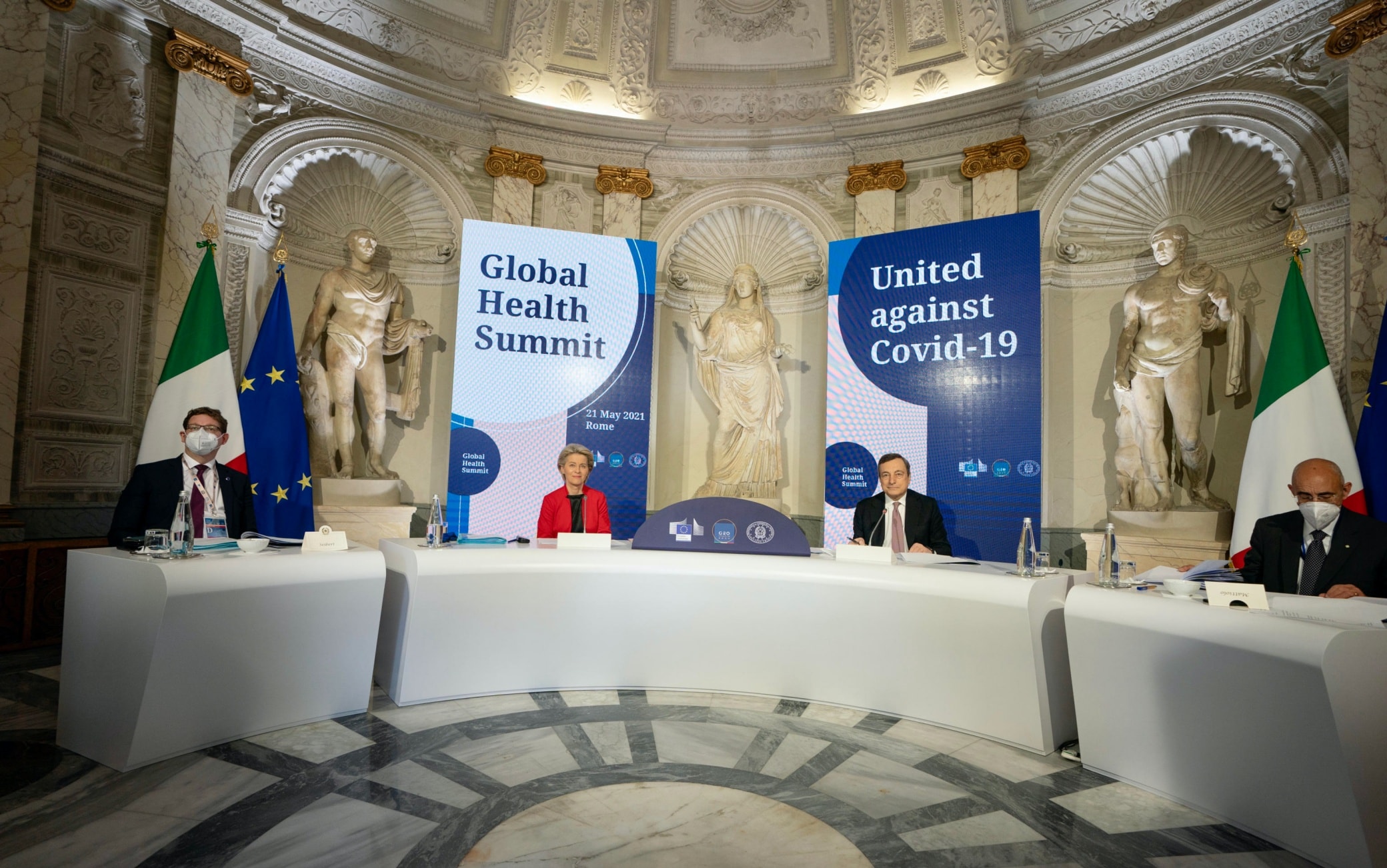La presidente della Commissione europea, Ursula Von der Leyen, con il premier Mario Draghi all'apertura del Global Health Summit a Roma Un momento del Global Health Summit a Roma