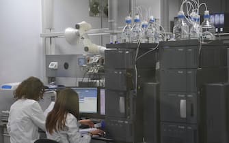 Tecnici al lavoro nel laboratorio della sede di Latina della BSP Pharmaceuticals, 9 febbraio 2021.   ANSA/Maurizio Brambatti