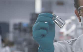 Un tecnico mostra una fiala di vaccino monoclonale, nel laboratorio della BSP Pharmaceuticals di Latina,  9 febbraio 2021.   ANSA / Maurizio Brambatti