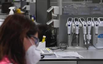 Tecnici al lavoro nel laboratorio della sede di Latina della BSP Pharmaceuticals, 9 febbraio 2021.   ANSA/Maurizio Brambatti