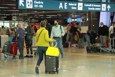 Passeggeri in arrivo all'aeroporto di Roma Leonardo Da Vinci a Fiumicino, 16 maggio 2021.
ANSA/Telenews