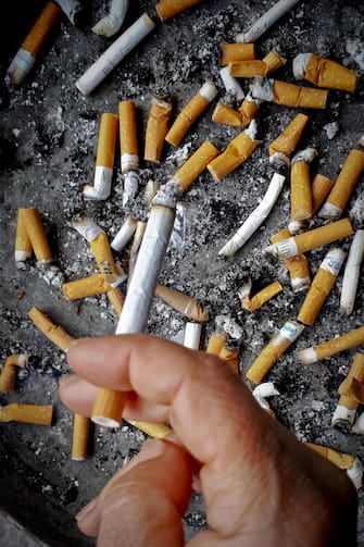 Cicche di sigarette lasciate in un posacenere davanti ad un ospedale di Napoli . Venerdì 31 maggio si celebra la giornata mondiale contro il tabacco e contro l'inquinamento provocato dal fumo e dai mozziconi abbandonati in strada, sulle spiagge ed in mare. 30  maggio 2019 ANSA / CIRO FUSCO 
CIRO FUSCO/