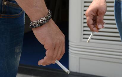 Sigarette, verso stretta su fumo: nuovi divieti per e-cig e all'aperto
