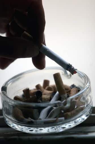 Una foto di archivio mostra un posacenere pieno di cicche di sigarette