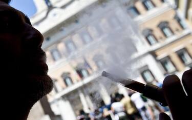 Covid, le sigarette elettroniche possono aumentare rischio dei sintomi