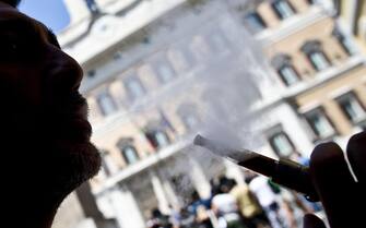Un momento della manifestazione dei rivenditori di sigarette elettroniche a Piazza Montecitorio, Roma, 23 luglio 2013. ANSA/MASSIMO PERCOSSI
