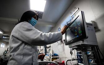 Un momento dell inaugurazione per attivazione di nuovi 18 posti letto di Terapia intensiva Covid presso l Ospedale Umberto I, durante l emergenza della pandemia per il Covid-19 Coronavirus, Roma, 19 marzo 2021. ANSA/ANGELO CARCONI