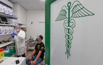 La somministrazione di vaccini anti Covid in una farmacia del quartiere Scampia a  Napoli ,  7 giugno  2021
ANSA / CIRO FUSCO