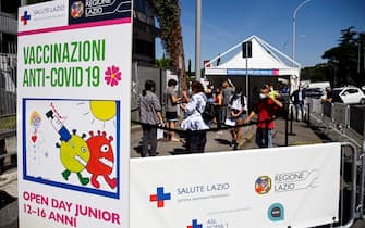 Genitori con i figli minori all'hub vaccinale Acea in occasione dell'Open Day Junior, Roma, 12 giugno 2021. ANSA/RICCARDO ANTIMIANI