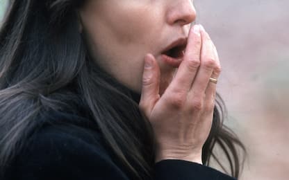 Covid, nuovo studio su distanza di sicurezza e rischi con starnuti