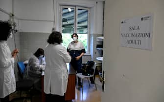 Una donna alla 28esima settimana di gravidanza, si sottopone alla vaccinazione dtpa (difterite, tetano, pertosse) presso il centro vaccinale di via Jacobini della Asl Roma 1, Roma, 11 maggio 2021. ANSA/RICCARDO ANTIMIANI