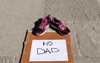 Scarpe su una strada in segno di protesta contro la Dad