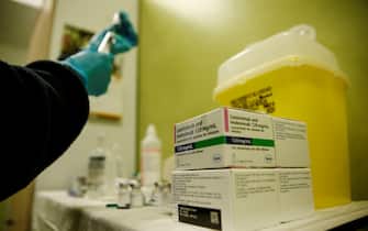 Roma, somministrazione di anticorpi Monoclonali al Covid Hospital San Giuseppe di Albano Foto Cecilia Fabiano/ LaPresse
22 Aprile 2021 Roma (Italia)
Cronaca :
Somministrazione della cura anti Covid 19 con anticorpi Monoclonali al Covid Hospital San Giuseppe di Albano curata dall’equipe dell’ospedale dei Castelli , uno dei 13 centri dove è stata avviata la sperimentazione a livello nazionale
Nella foto : preparazione della cura
Photo Cecilia Fabiano/ LaPresse
April 22 , 2021 Roma (Italy)
News :
Provision of care of the anti Covid 19 treatment with Monoclonal antibodies managed by the team of the Castelli hospital at Covid Hospital San Giuseppe in Albano , one of the 13 centers where the national experimentation was started
In The Pic : health worker preparing the cure