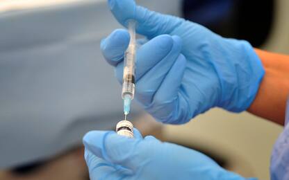 Covid, variante Delta: scienziati di Oxford al lavoro su nuovo vaccino
