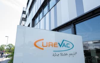 17 June 2021, Baden-Wuerttemberg, TÃ¼bingen: A sign with the logo of the biopharmaceutical company Curevac stands in front of the company's headquarters in TÃ¼bingen. According to an interim analysis, the efficacy of Curevac's vaccine candidate CVnCoV is significantly lower than that of other already approved Corona vaccines.       (to dpa "Curevac disappoints with low efficacy of Corona vaccine") Photo: Bernd WeiÃ brod/dpa