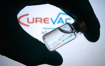 CureVac: approval maybe already in May? Topic picture, symbol photo: Curevac Corona vaccine. Vaccine box with vaccine is held between thumb and forefinger. | usage worldwide