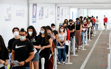 Maturandi in fila all'Hub vaccinale allestita nei padiglioni dell'Atitech nell'area dell' aeroporto di Capodichino a Napoli, 1 giugno 2021.
ANSA / CIRO FUSCO