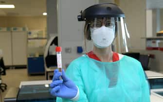 Tecnici al lavoro nel laboratorio dove vengono analizzati i tamponi dei casi sospetti di coronavirus presso l'ospedale di Vizzolo Predabissi, 02 Aprile 2020. Ansa/Andrea Canali