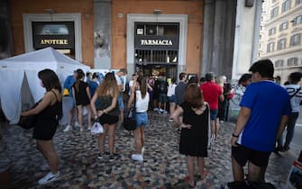 La fila per il tampone fuori una farmacia, Roma, 14 agosto 2021.
ANSA/MASSIMO PERCOSSI