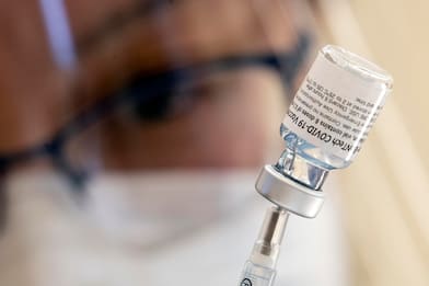 Vaccino, negli Usa esperti Fda frenano su terza dose con Pfizer 