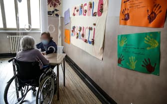 Olga (88 anni) riceve la vista della sorella Donata nella   stanza degli abbracci   della RSA Villa Sacra Famiglia, Roma 14 maggio 2021. ANSA/FABIO FRUSTACI