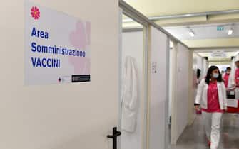 La somministrazione contemporanea del vaccino antinfluenzale e della dose aggiuntiva del vaccino anti-Covid19 agli over 80 presso il centro vaccini Ex-Bosi a Rieti. 7 Ottobre 2021 ANSA/GRILLOTTI