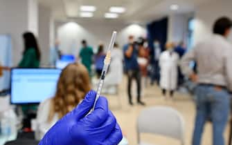 Inizio delle somministrazioni della terza dose del vaccino anti COVID per le persone fragili e immunodepresse presso l’ospedale San Giovanni Bosco, Torino, 20 settembre 2021 ANSA/ALESSANDRO DI MARCO