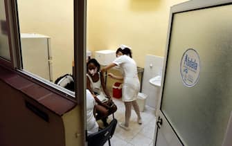 epa09388663 A woman gets vaccinated against covid-19, with the Cuban vaccine Abdala, in Havana, Cuba, 02 August 2021. Cuba confirmed this 02 August 9,279 new positive cases of covid-19 for a total of 403,622 infections since March 2020, when the first diagnoses were detected in the country.  EPA/Ernesto Mastrascusa