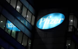 epa08898700 An exterior view of a logo on a building  of biopharmaceutical company Pfizer in Paris, France, 21 December 2020. The European Commission approved to use the Pfizer Biontech vaccine after the European Medicines Agency (EMA) gave the green light to European countries to start COVID-19 vaccinations in the coming days, following regulatory approval for the use of a shot jointly developed by US company Pfizer and its German partner BioNTech.  EPA/Julien de Rosa