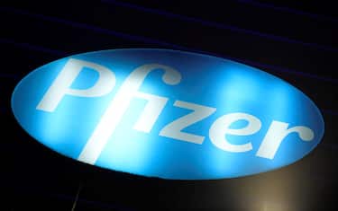 epa08898702 An exterior view of a logo on a building  of biopharmaceutical company Pfizer in Paris, France, 21 December 2020. The European Commission approved to use the Pfizer Biontech vaccine after the European Medicines Agency (EMA) gave the green light to European countries to start COVID-19 vaccinations in the coming days, following regulatory approval for the use of a shot jointly developed by US company Pfizer and its German partner BioNTech.  EPA/Julien de Rosa