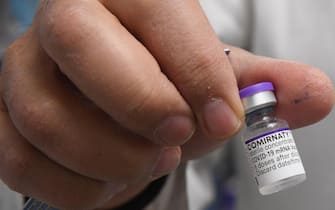 Un farmacista prende una fiala di Pfizer per praeparare le dosi da somministrare in una farmacia di Milano, 10 novembre 2021. ANSA/DANIEL DAL ZENNARO


