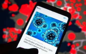 UKRAINE - 2021/11/26: In this photo illustration, a statement from WHO (World Health Organization) about the new SARS-CoV-2 variant, Omicron, is seen on the news shown on a smartphone screen. (Photo Illustration by Pavlo Gonchar/SOPA Images/LightRocket via Getty Images)