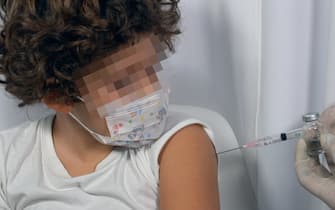 Europa, Italia, Milano - Vaccinazione anti Covid-19 Coronavirus per bambini in eta' pediatrica 5-11 anni - pro vax e no vax con fiala di vaccino generico