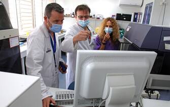 epa09236462 Spanish scientists (L-R) Francisco Marco, Fabian Tarin and Paula Pinero work on a new test for detecting antibodies against COVID-19, at Alicante's General Universitary Hospital in Alicante city, eastern Spain, 30 May 2021. These researchers, using technology of the Spanish Higher Center for Scientific Research (CSIC), have developed a new test of 'extreme' sensitivity capable of detecting antibodies against the coronavirus disease (COVID-19), hitherto invisible in patients who have overcome the virus and who apparently had not generated any immunity.  EPA/PEP MORELL