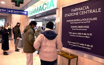 Milan, Pharmacies with queues of people waiting for the anti Covid buffer, in Central Station (Milan - 2021-12-18, Maurizio Maule) ps the photo can be used in compliance with the context in which it was taken, and without defamatory intent of the decorum of the people represented