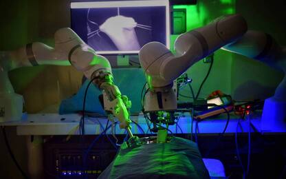 Chirurgia, primo intervento eseguito in autonomia da un robot