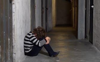 Italia , Milano - bambino di 6 anni soffre e piange per la paura - aumento delle violenze domestiche e abusi sessuali  sui minori durante Covid-19 Coronavirus epidemia e lockdown