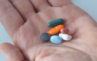 pastiglie compresse di medicinali vari - malattie mantali e dipendanza da exctasy droghe - costo della sanita'