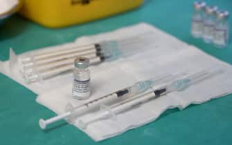 Europa, Italia, Milano - Vaccinazione anti Covid-19 Coronavirus micron Variante - Terza dose con Pfiser - Importanza di vaccinare bambini e persone di colore dell'africa per evitare nuove varianti