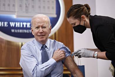 Covid Usa, Biden ha ricevuto la quarta dose di vaccino
