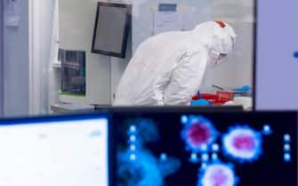 Un ricercatore analizza un campione in laboratorio