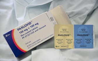 Busto A,Italy  Paxlovid è l'ultimo'antivirale orale anticovid con altri farmaci come  Lagevrio in pastigle e Veklury per via venosa solo disponibili presso i centri di farmacia dei singoli ospedali di zona
In the picture: Paxlovid Pfizer antivirale orale anticovid in pastiglie