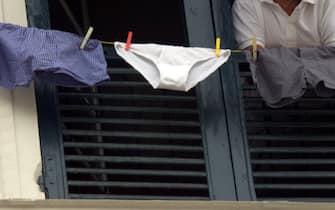 Genova 20 luglio 2001.   L'ingegnere cinquantottenne Francesco Besio si affaccia alla finestra della sua abitazione di fronte al palazzo Ducale di Genova, appena dietro la sua biancheria stesa ad asciugare.              CARLO FERRARO/ ANSA 